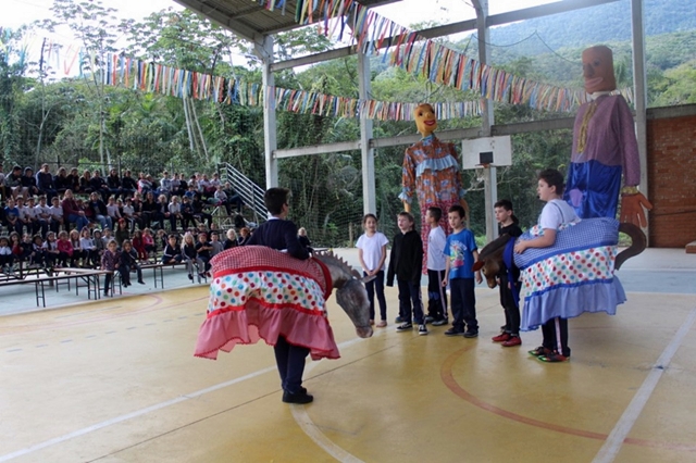 Escola Ribeirão Molha apresenta o Boi de Mamão