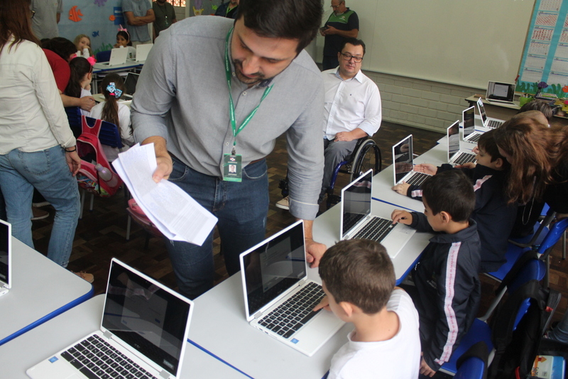 Escola Erich Blosfeld é a primeira a receber os chromebooks