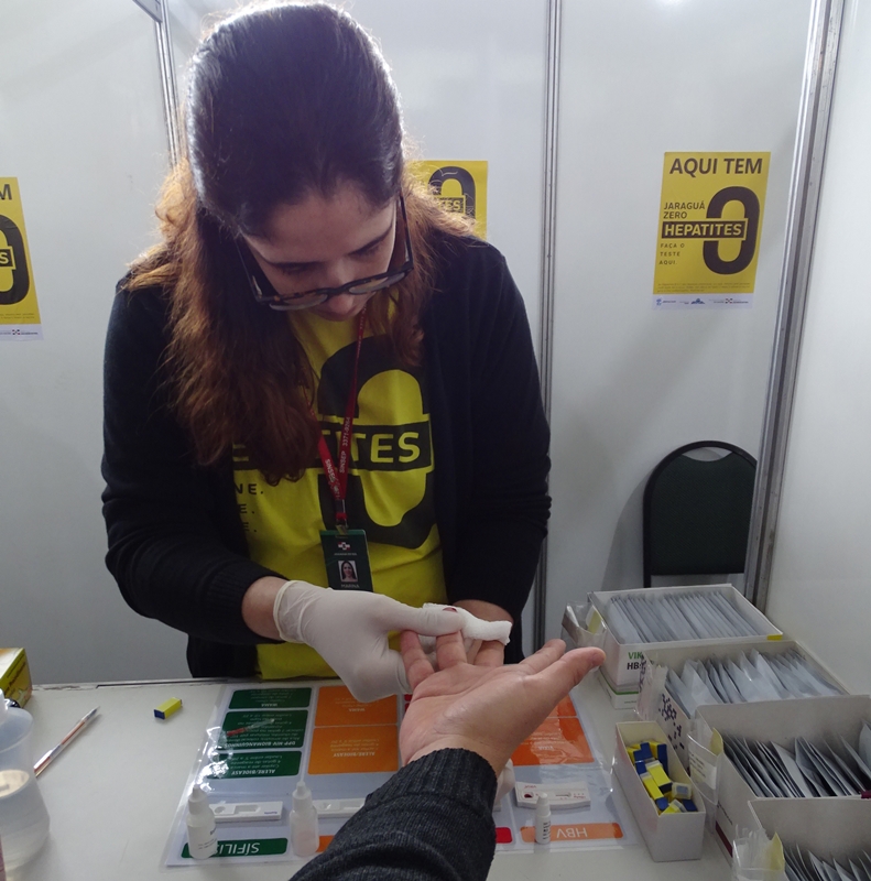 Estação Saúde aplica vacina e testes ao combate a hepatite