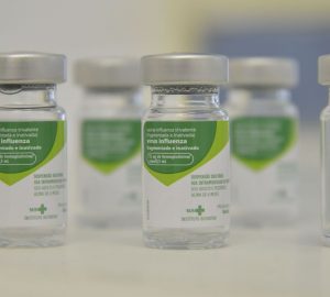 Municípios que tiverem em estoque doses da vacina contra gripe podem continuar aplicação em SC