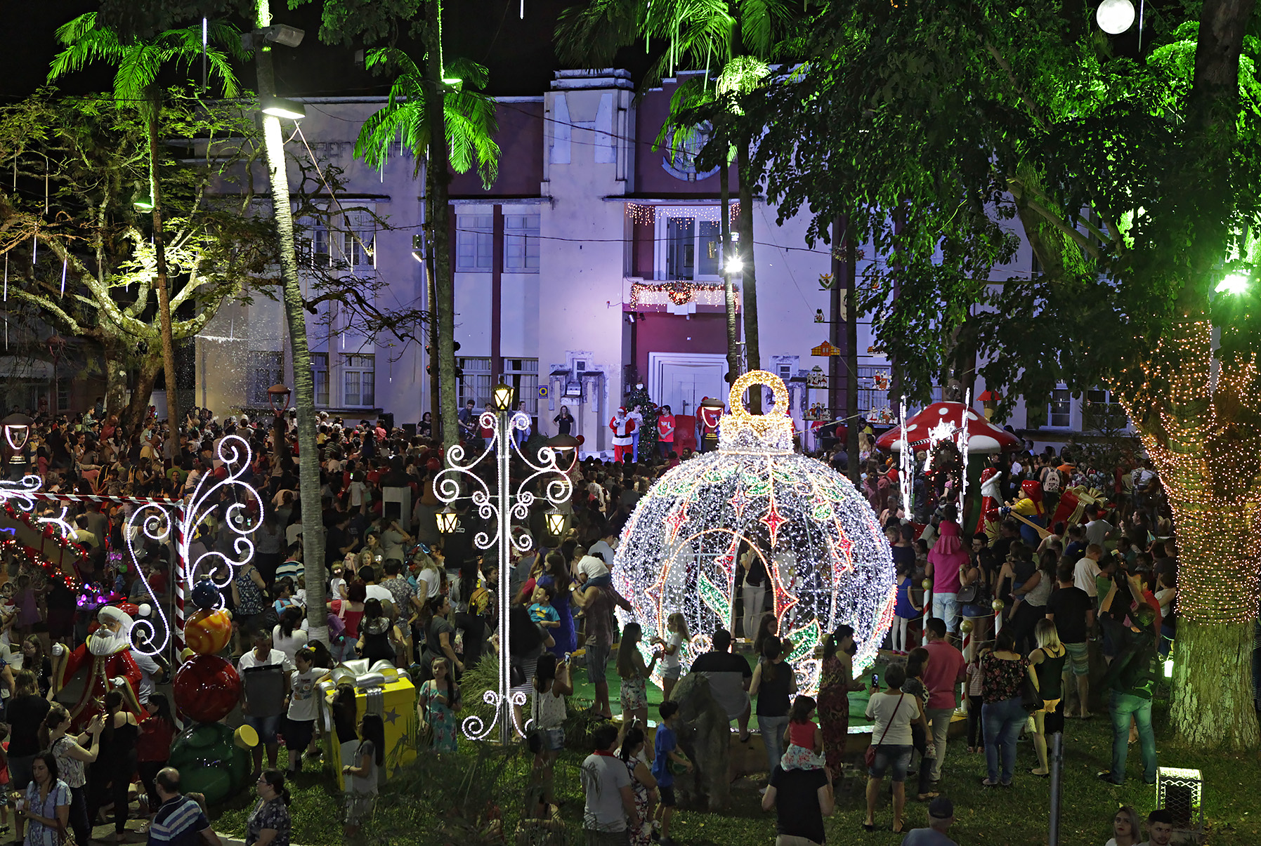 Decoração natalina será no Centro e na Barra do Rio Cerro