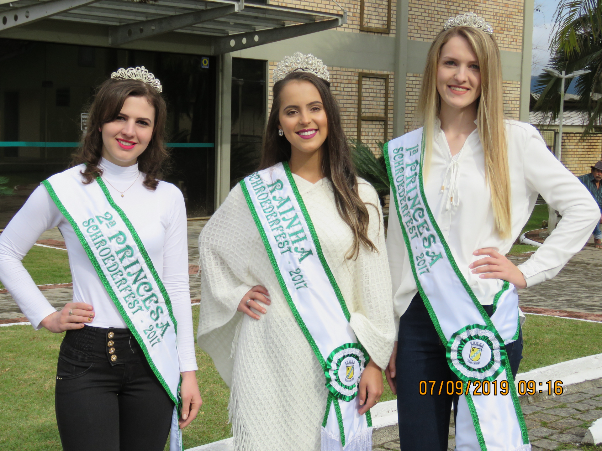 Primeira princesa da Schroederfest abdica do reinado