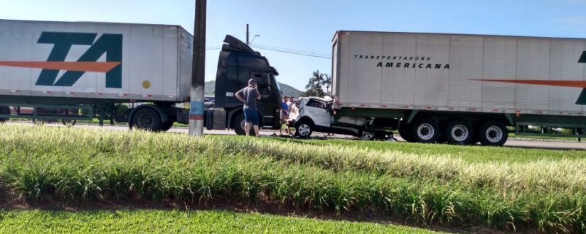 Carro ficou prensado entre duas carretas na BR-280 em Guaramirim Carro ficou prensado entre duas carretas na BR-280 em Guaramirim