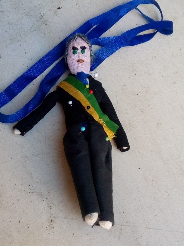 Conta no Mercado Livre oferece boneco Vodu de Bolsonaro