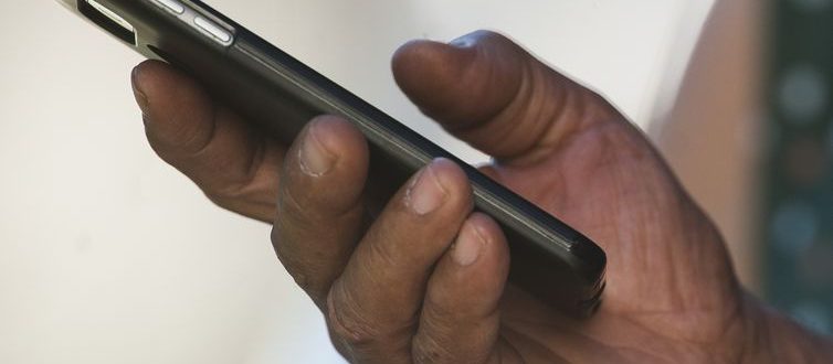 Venda de celular sem adaptador de tomada não é prática comercial abusiva, decide juiz