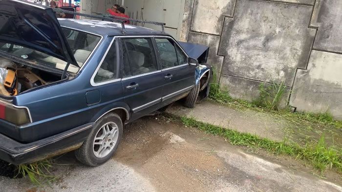 Apenado do semi-aberto furta carro e provoca acidente em Jaraguá