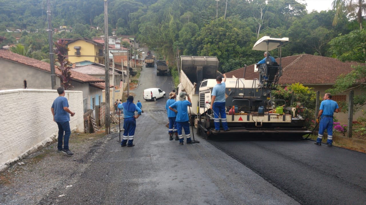 Ruas da Comunidade Laura de Borba em Guaramirim recebem pavimento