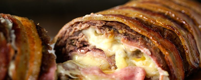 Rocambole de carne moída com linguiça e bacon para as férias Rocambole de carne moída com linguiça e bacon para as férias