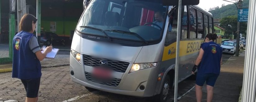 Mais de 60 veículos de transporte especial foram vistoriados em Jaraguá Mais de 60 veículos de transporte especial foram vistoriados em Jaraguá