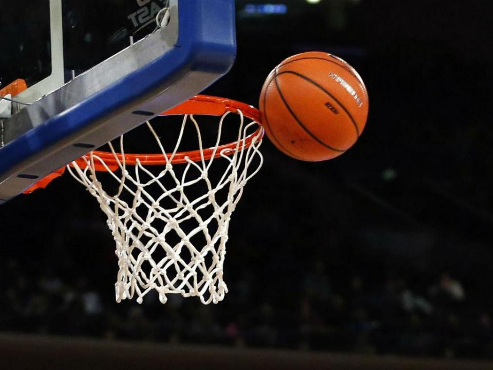 Time de basquete feminino do ensino médio desiste do torneio em vez de enfrentar time com jogador transgênero
