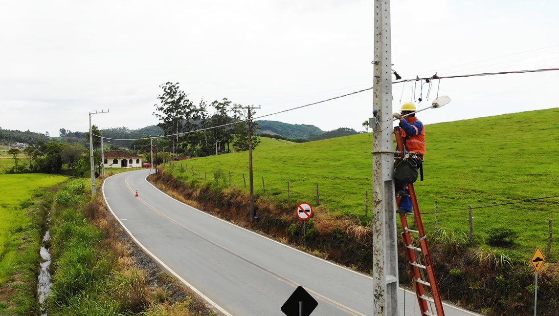 Celesc inicia nova linha e melhora a energia para Itaperiú