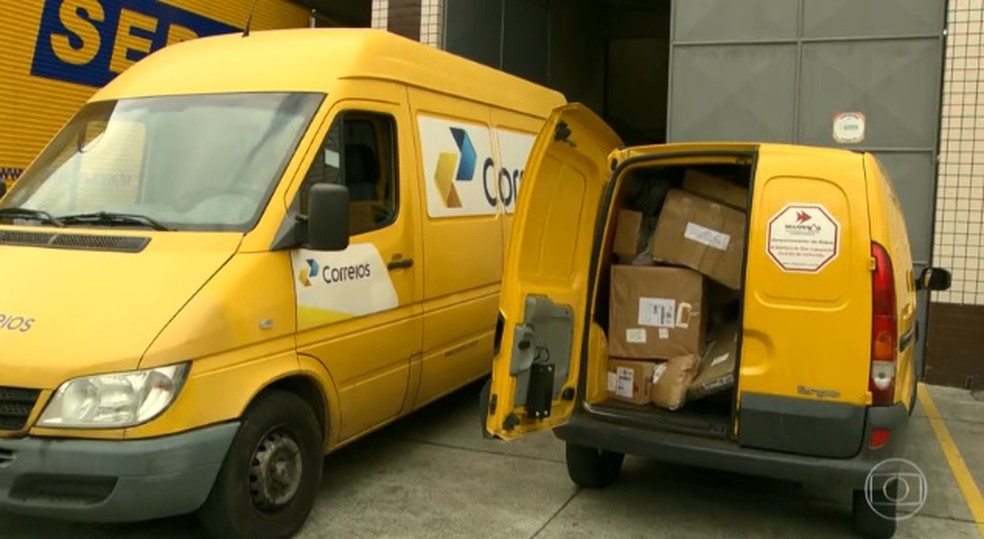 Homem joga pedra contra para-brisa de carro dos Correios em Jaraguá do Sul