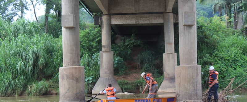 Pontes passam por limpeza em Jaraguá do Sul Pontes passam por limpeza em Jaraguá do Sul