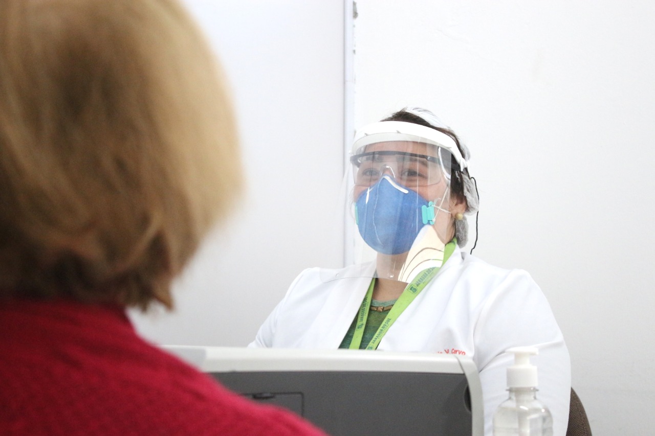 Máscara de plástico, estilo soldador, precisa ser usada junto com a máscara de tecido