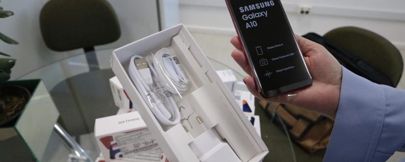 Famílias carentes recebem smartphones para uso nas aulas virtuais em Jaraguá do Sul Famílias carentes recebem smartphones para uso nas aulas virtuais em Jaraguá do Sul