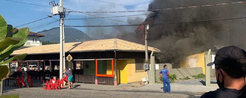 Em menos de uma hora, dois incêndios de grandes proporções atingem estabelecimentos em Jaraguá do Sul Em menos de uma hora, dois incêndios de grandes proporções atingem estabelecimentos em Jaraguá do Sul