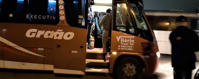 Mais uma operação da PM flagra excesso de passageiros nos transportes de fretamento em Jaraguá Mais uma operação da PM flagra excesso de passageiros nos transportes de fretamento em Jaraguá