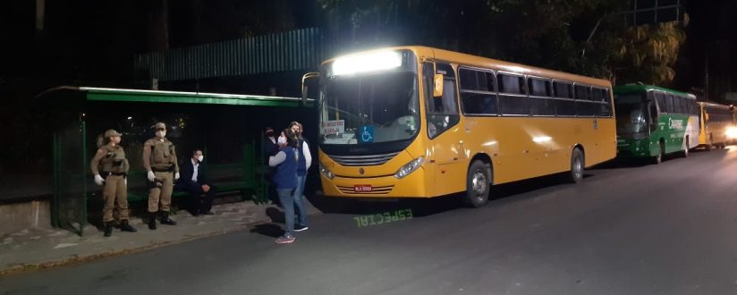 Fiscalização registra excesso de passageiros nos transportes de fretamento em Jaraguá Fiscalização registra excesso de passageiros nos transportes de fretamento em Jaraguá