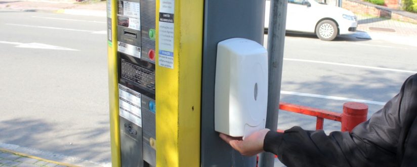 Parquímetros passam por higienização diária e ganham dispensers com álcool gel em Jaraguá Parquímetros passam por higienização diária e ganham dispensers com álcool gel em Jaraguá