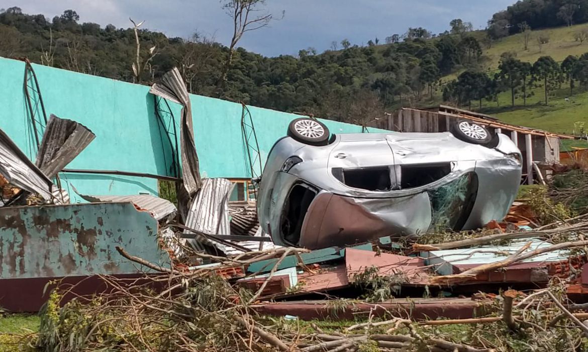 Tempestade em SC deixou mais de 800 pessoas desabrigadas
