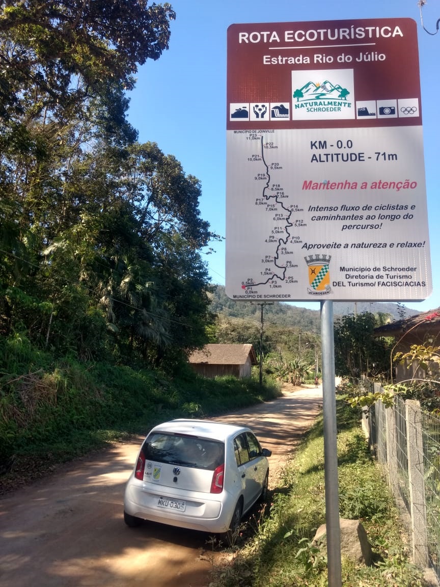 Estrada Rio do Júlio de Schroeder recebe placas de sinalização