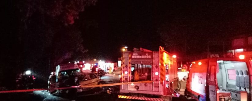 Acidente grave na BR-470, em Blumenau, deixa três mortos e 17 feridos Acidente grave na BR-470, em Blumenau, deixa três mortos e 17 feridos