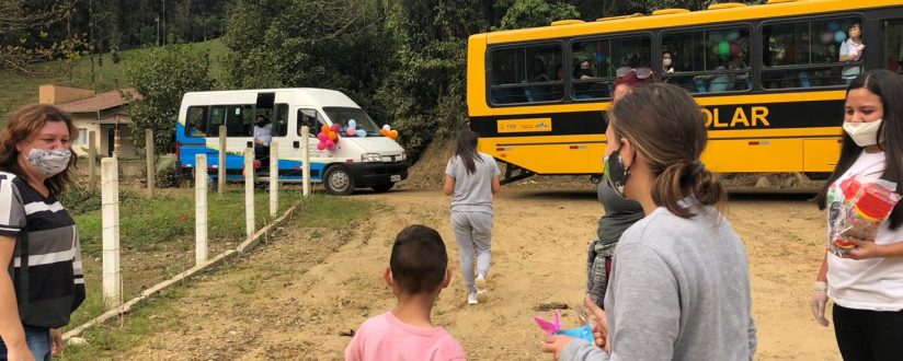 Professores de Massaranduba fazem surpresa a alunos em isolamento para dizer que estão com saudade Professores de Massaranduba fazem surpresa a alunos em isolamento para dizer que estão com saudade