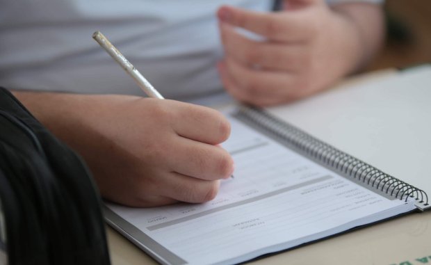 Escolas estaduais preparam volta de atividades presenciais em regiões em amarelo no mapa de risco da Saúde