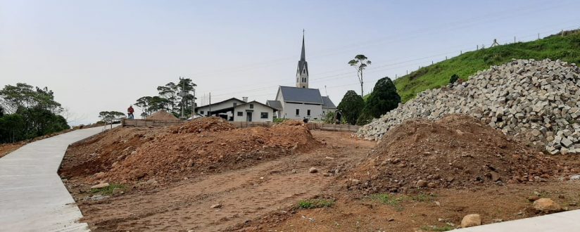 Estacionamento da Chiesetta Alpina está sendo pavimentado incluindo caminho para Via Sacra Estacionamento da Chiesetta Alpina está sendo pavimentado incluindo caminho para Via Sacra