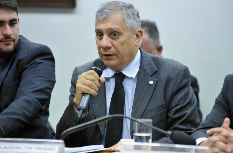 Projeto impede dirigentes religiosos de serem donos ou diretores de emissoras de rádio