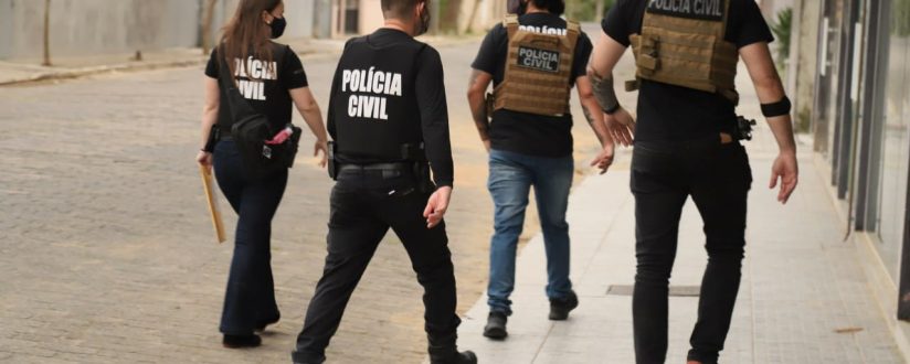 Polícia Civil deflagra a operação Pombo de Ouro por suspeita de fraude em licitação em São Francisco do Sul Polícia Civil deflagra a operação Pombo de Ouro por suspeita de fraude em licitação em São Francisco do Sul