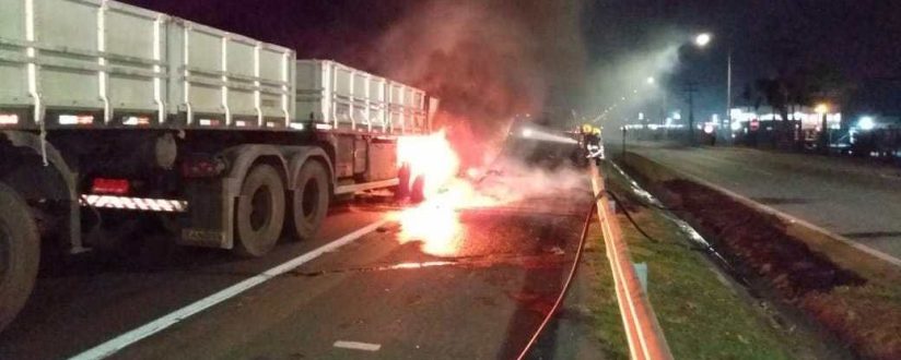 Vídeo: Motorista morre carbonizado em acidente com quatro caminhões na BR-101, em Itajaí Vídeo: Motorista morre carbonizado em acidente com quatro caminhões na BR-101, em Itajaí