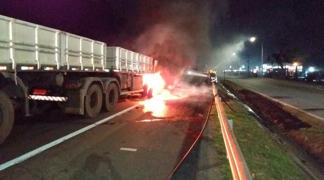 Vídeo: Motorista morre carbonizado em acidente com quatro caminhões na BR-101, em Itajaí