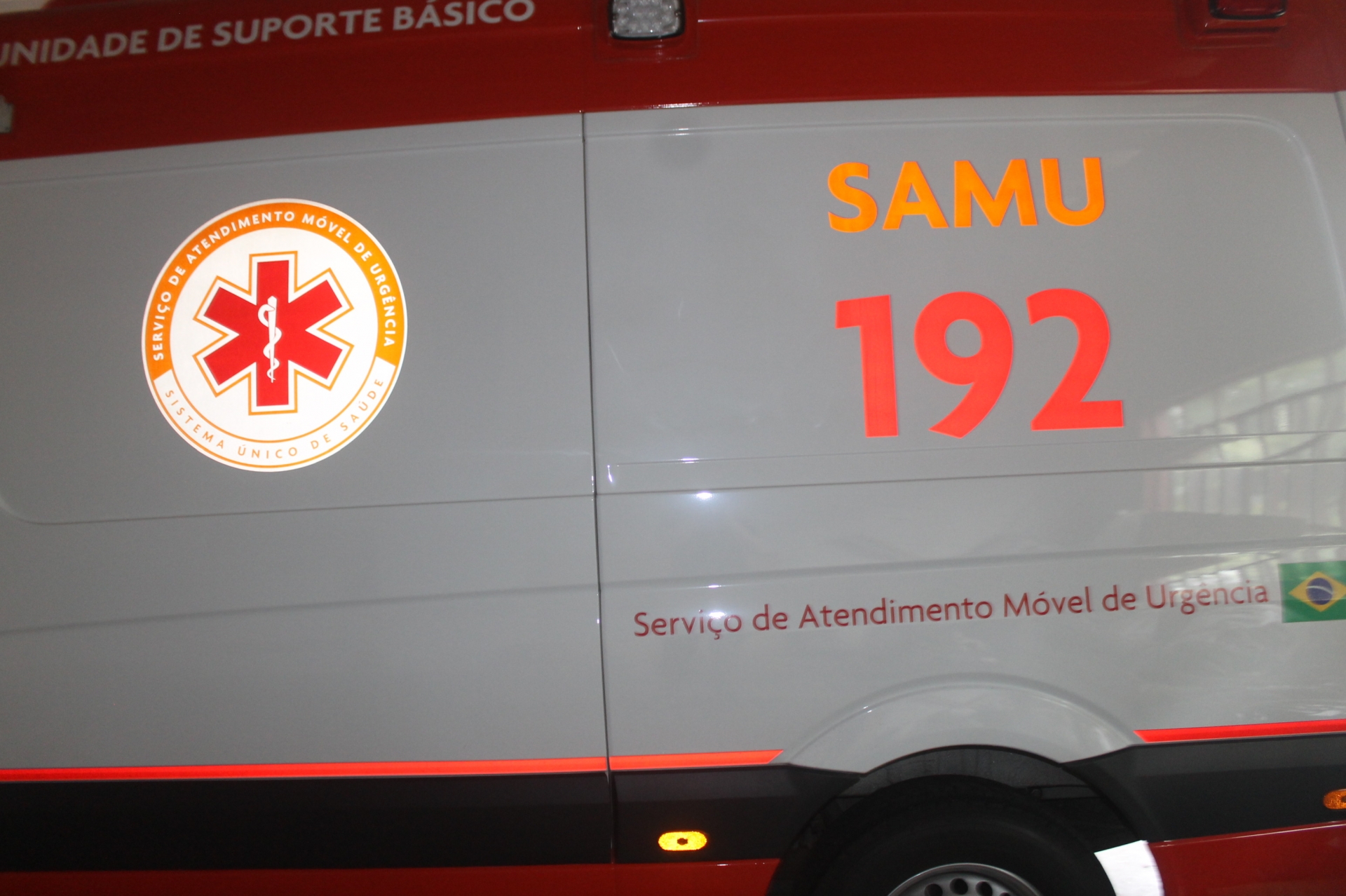 Motorista bate em poste é levado em estado instável pelo SAMU