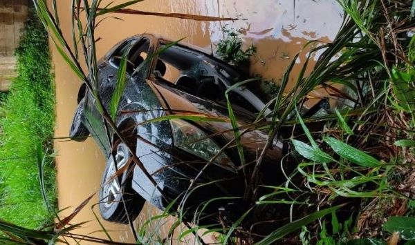 Motorista perde controle e carro cai no rio em Corupá