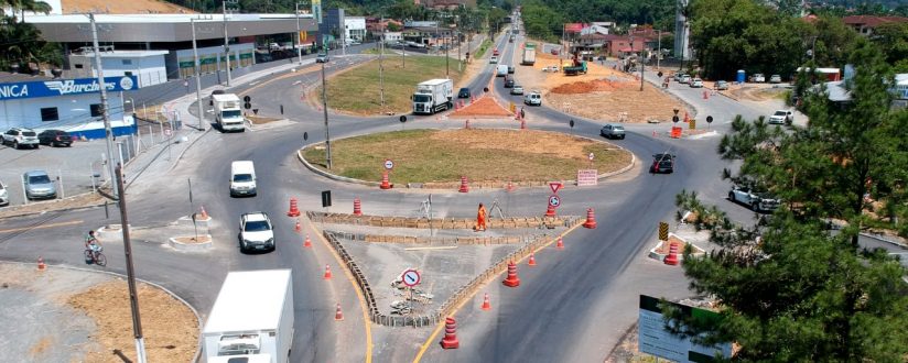 Prosseguem as obras da rotatória no bairro Água Verde em Jaraguá do Sul Prosseguem as obras da rotatória no bairro Água Verde em Jaraguá do Sul