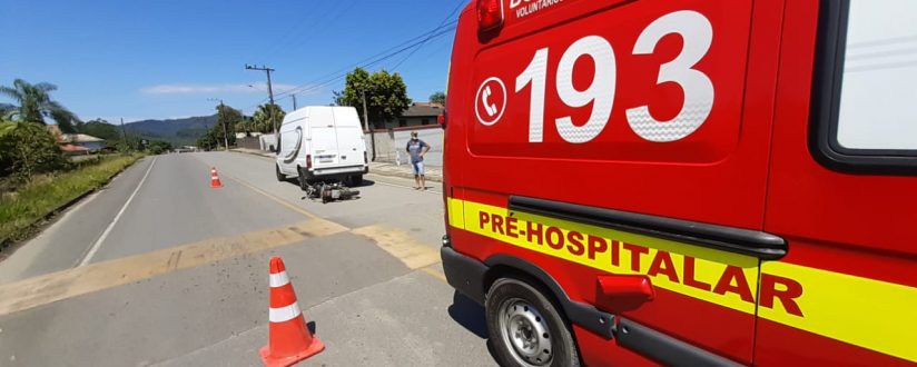 Motociclista fica ferido após colidir contra van em Schroeder Motociclista fica ferido após colidir contra van em Schroeder