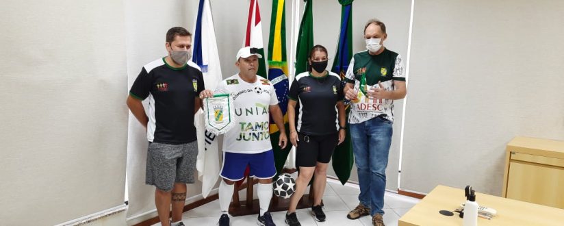 VÍDEO: Rei das embaixadinhas passa por Schroeder VÍDEO: Rei das embaixadinhas passa por Schroeder