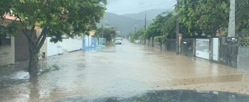 Chuva provoca prejuízos e danos em várias cidades do Litoral Catarinense nesse domingo (27) Chuva provoca prejuízos e danos em várias cidades do Litoral Catarinense nesse domingo (27)