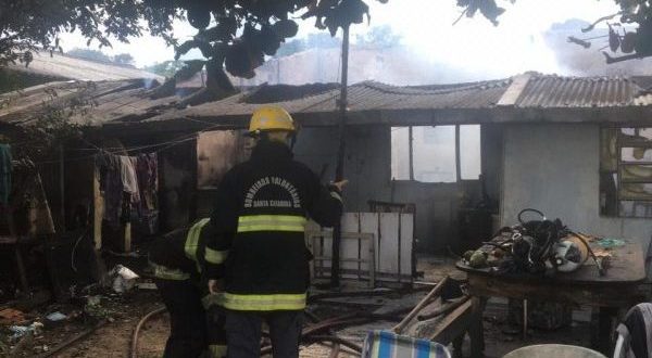 Mulher morre em incêndio em Balneário Barra do Sul Mulher morre em incêndio em Balneário Barra do Sul
