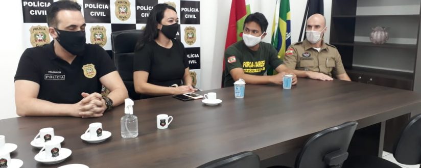 Médicos suspeitos de registrar ponto sem prestar atendimento são alvos de operação em Joinville Médicos suspeitos de registrar ponto sem prestar atendimento são alvos de operação em Joinville