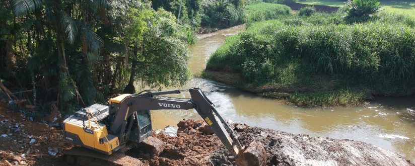 Começa a construção do enrocamento na Rua Amandus Rengel em Jaraguá do Sul Começa a construção do enrocamento na Rua Amandus Rengel em Jaraguá do Sul