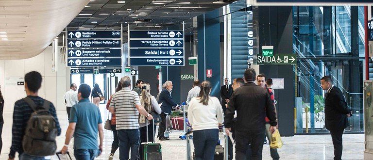 Governo Federal restringe entrada de estrangeiros no Brasil Governo Federal restringe entrada de estrangeiros no Brasil