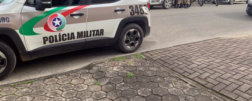 Homem é detido acusado de matar a própria mãe em Joinville Homem é detido acusado de matar a própria mãe em Joinville