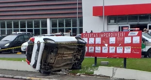 Motorista perde controle e capota carro na Vila Lenzi em Jaraguá do Sul Motorista perde controle e capota carro na Vila Lenzi em Jaraguá do Sul