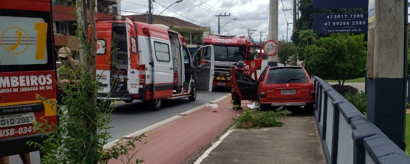 Acidente de grandes proporções mobiliza policiais e bombeiros em Jaraguá Acidente de grandes proporções mobiliza policiais e bombeiros em Jaraguá