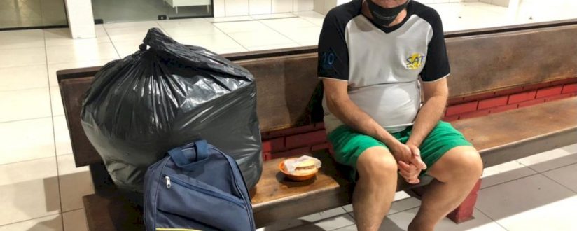 Idoso é abandonado a própria sorte na rodoviária de Tijucas na Grande Florianópolis Idoso é abandonado a própria sorte na rodoviária de Tijucas na Grande Florianópolis