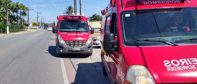 Duas pessoas ficam feridas em colisão entre carro e moto em Schroeder