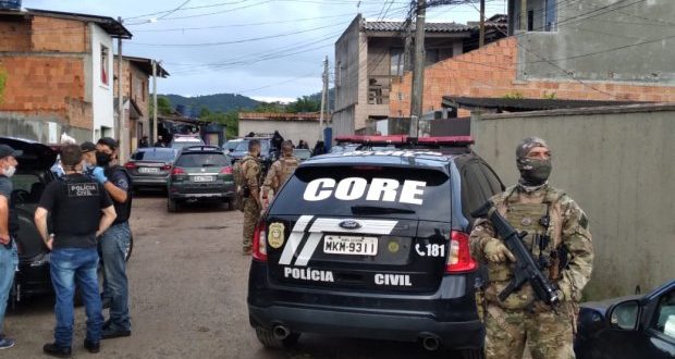 Agentes da Polícia Civil cumprem mandado de prisão em Guaramirim durante Operação Maserati Agentes da Polícia Civil cumprem mandado de prisão em Guaramirim durante Operação Maserati