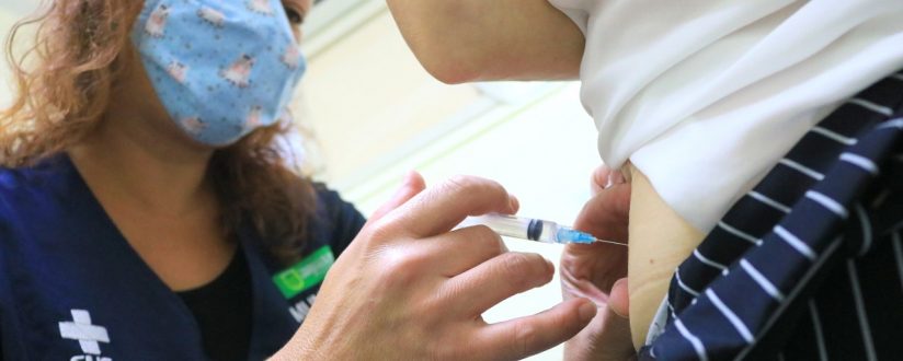 Profissionais de saúde de Jaraguá do Sul recebem dose contra covid na Central de Vacinas Profissionais de saúde de Jaraguá do Sul recebem dose contra covid na Central de Vacinas